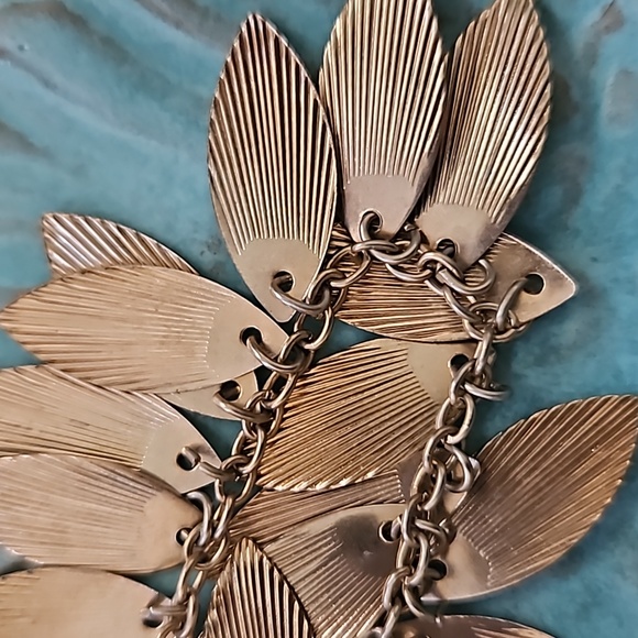 1/$5 or 3/$10 Vintage Gold-toned Feather/ Leaf Bracelet with lobster claw clasp. - Picture 3 of 8